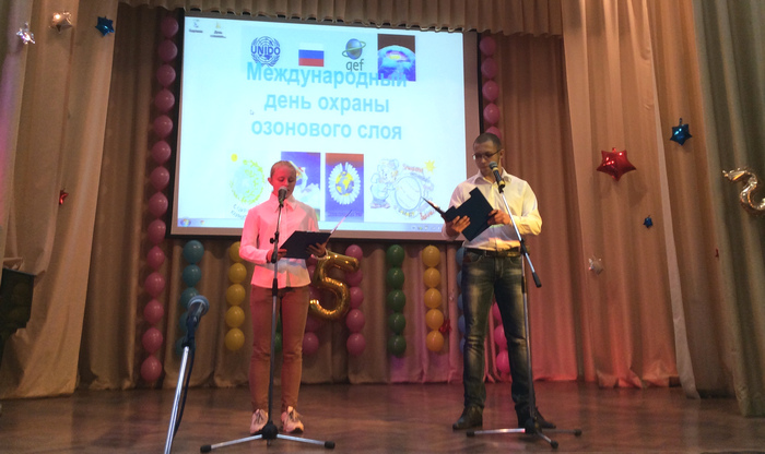 Presenters announce the beginning of the competition and introduce guests: representatives of UNIDO, Russian Energy Agency, and Moscow Education department