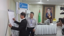 Students of Ashgabat college No. 4 held the first skill building session using the stand and rapid-response analyzer that determines the refrigerant type and composition